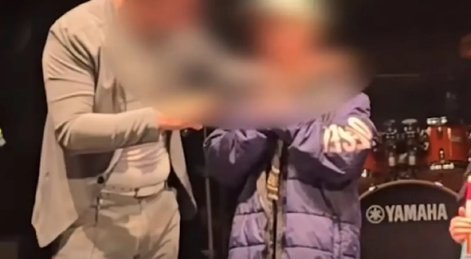 Bimbo picchiato dal padre, sul palco del teatro con i fratelli dopo il video denuncia: ovazione e polemiche