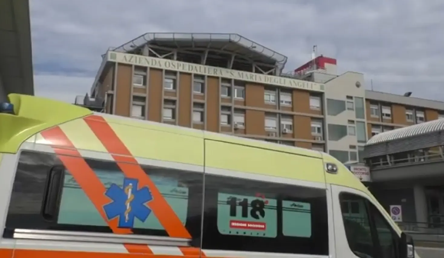 Il giovane è stato trasportato d'urgenza all'ospedale di Pordenone