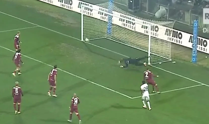 Il palo del Cosenza con Kouan