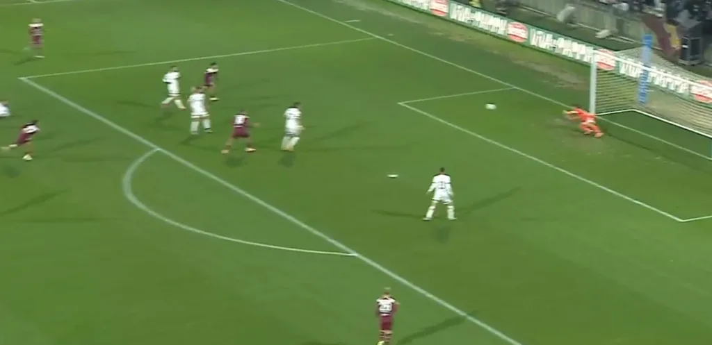 Il portiere del Cosenza salva su Carriero