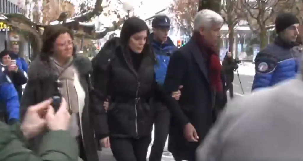 Jessica Moretti con l'avvocato dopo il lungo interrogatorio