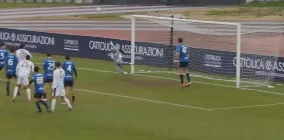 La bordata di Di Vico deviata in angolo dal portiere dell'Atalanta under 23