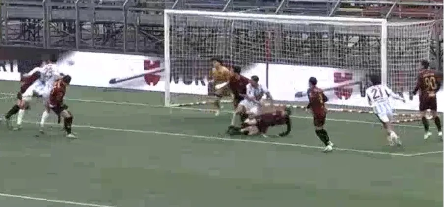 L'abbraccio in area di rigore su Capomaggio