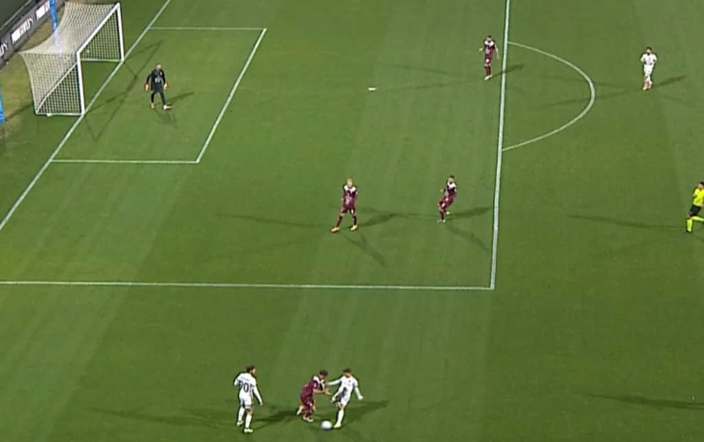 L'offside di Emmauso che ha determinato la decisione di annullare il gol del Cosenza