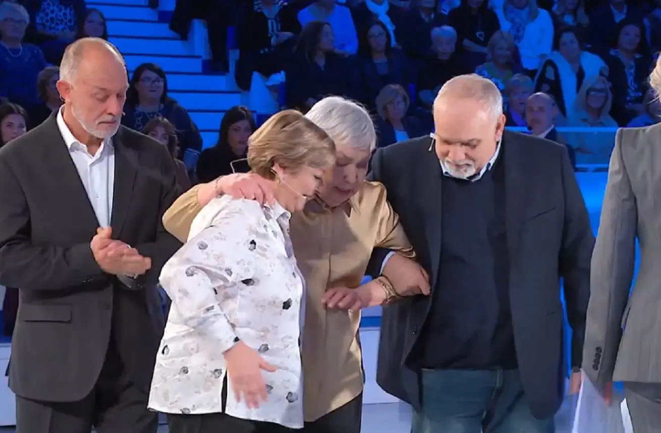 ‘Devi andà a morì ammazzato’: 8 anni di silenzio tra madre e figlio, dalle lacrime ai sorrisi a C’è posta per te ‘Devi andà a morì ammazzato’: 8 anni di silenzio tra madre e figlio, dalle lacrime ai sorrisi a C’è posta per te