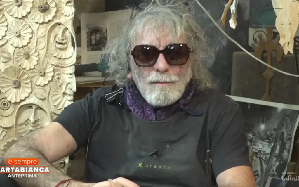 Mauro Corona indossa gli occhiali scuri per solidarietà a Bianca Berlinguer