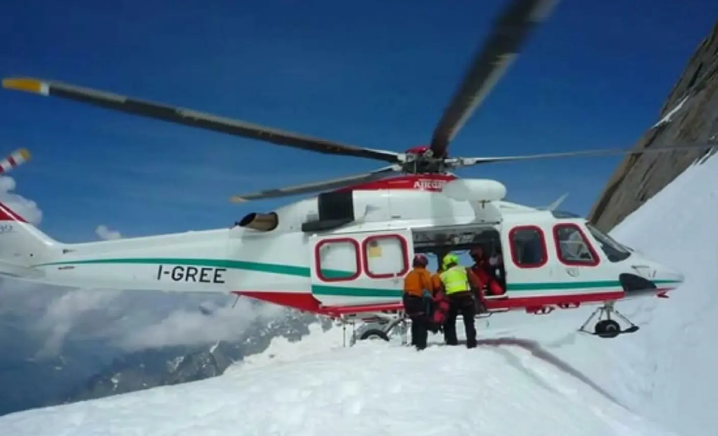 Courmayeur, muore a 21 anni sugli sci davanti alla fidanzata: volo fuori pista e schianto contro un albero Courmayeur, muore a 21 anni sugli sci davanti alla fidanzata: volo fuori pista e schianto contro un albero