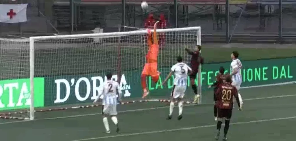 Sorrento pericoloso con un tiro cross