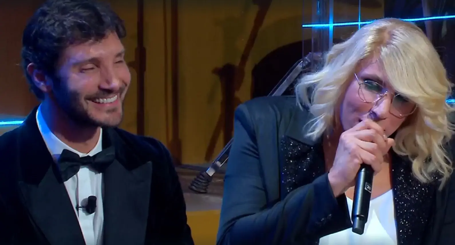 Affari Tuoi, De Lucia cita Ruota della Fortuna e Samira Lui nella gag esilarante: la reazione di Stefano De Martino