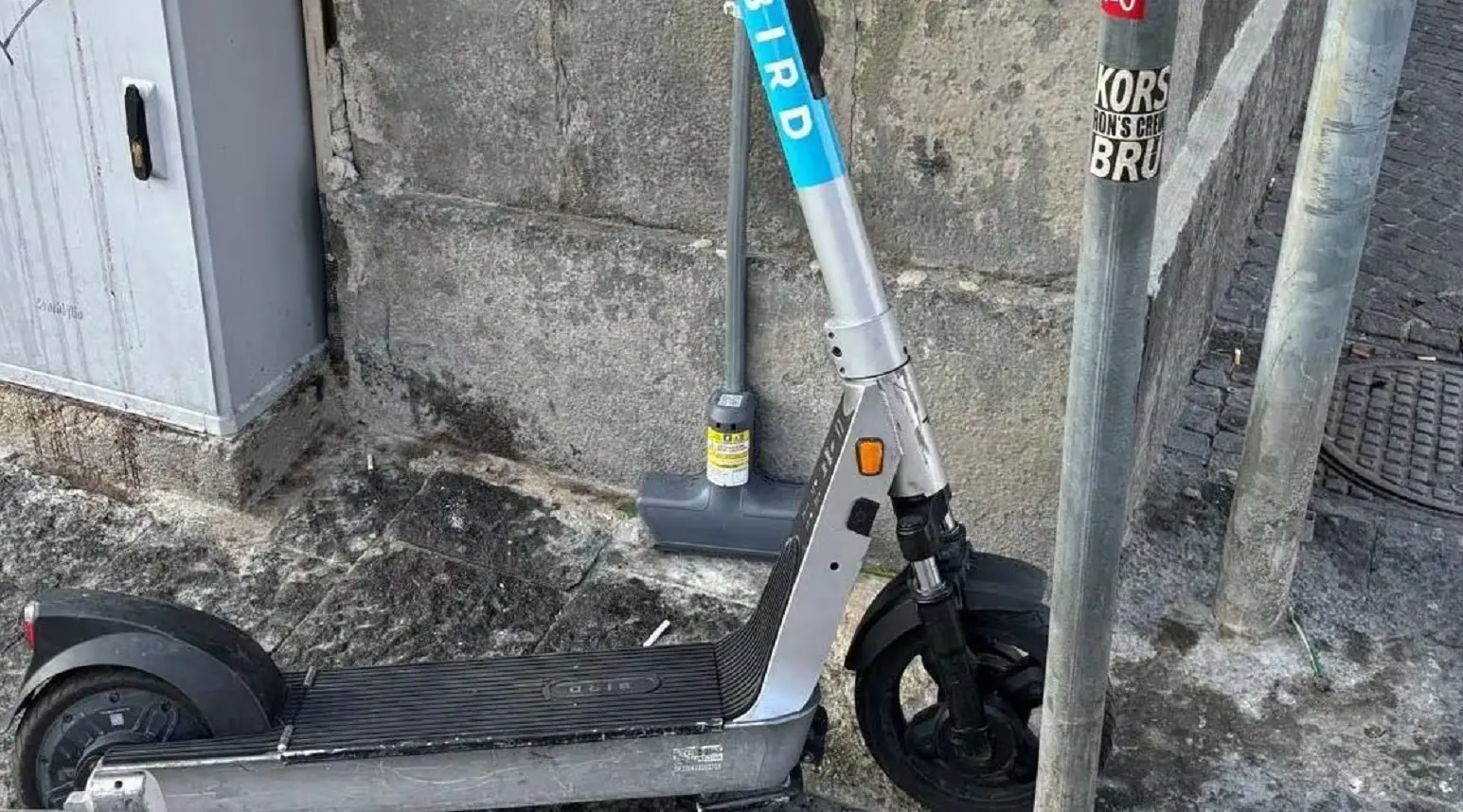 Monopattino lanciato dall’alto a Napoli: la pista del gesto volontario e il silenzio inquietante di Fuorigrotta