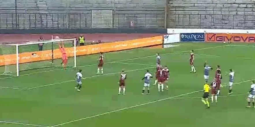 Donnarumma smanaccia sopra la traversa