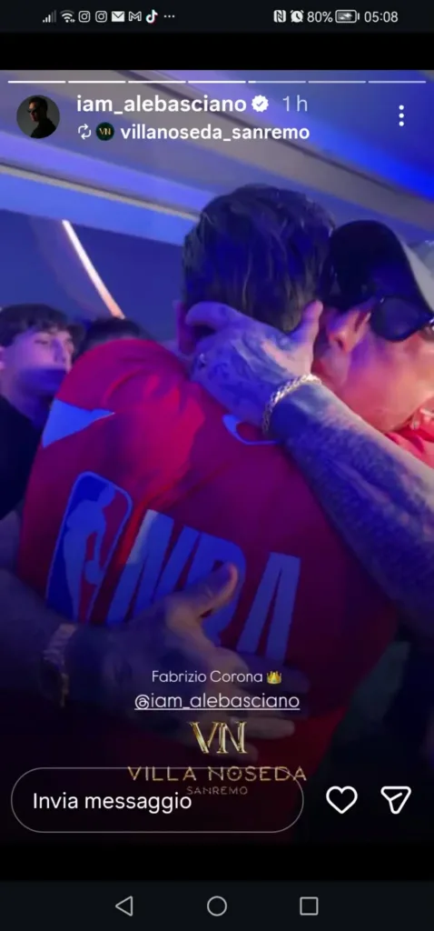 Fabrizio Corona abbraccia Alessandro Basciano al Villa Noseda