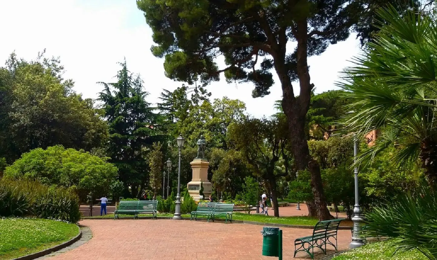 La bimba è stata azzannata mentre passeggia alla villa comunale di Salerno