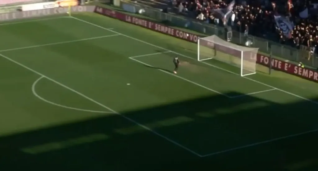 La prodezza da centrocampo di Scipioni che porta in vantaggio il Monopoli