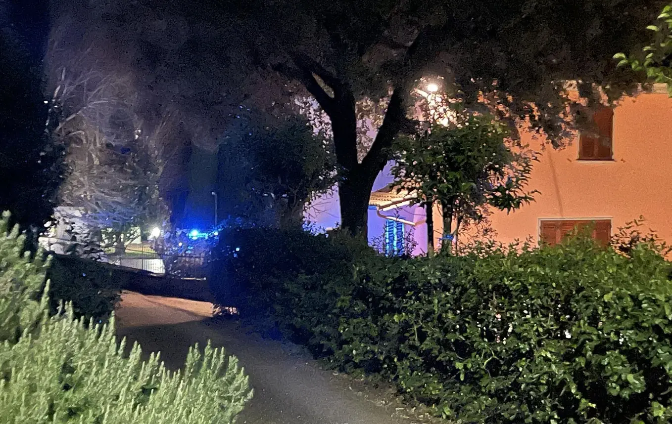 Arezzo, ladro morto dissanguato durante la fuga: choc a Policiano, spari in aria e la recinzione fatale