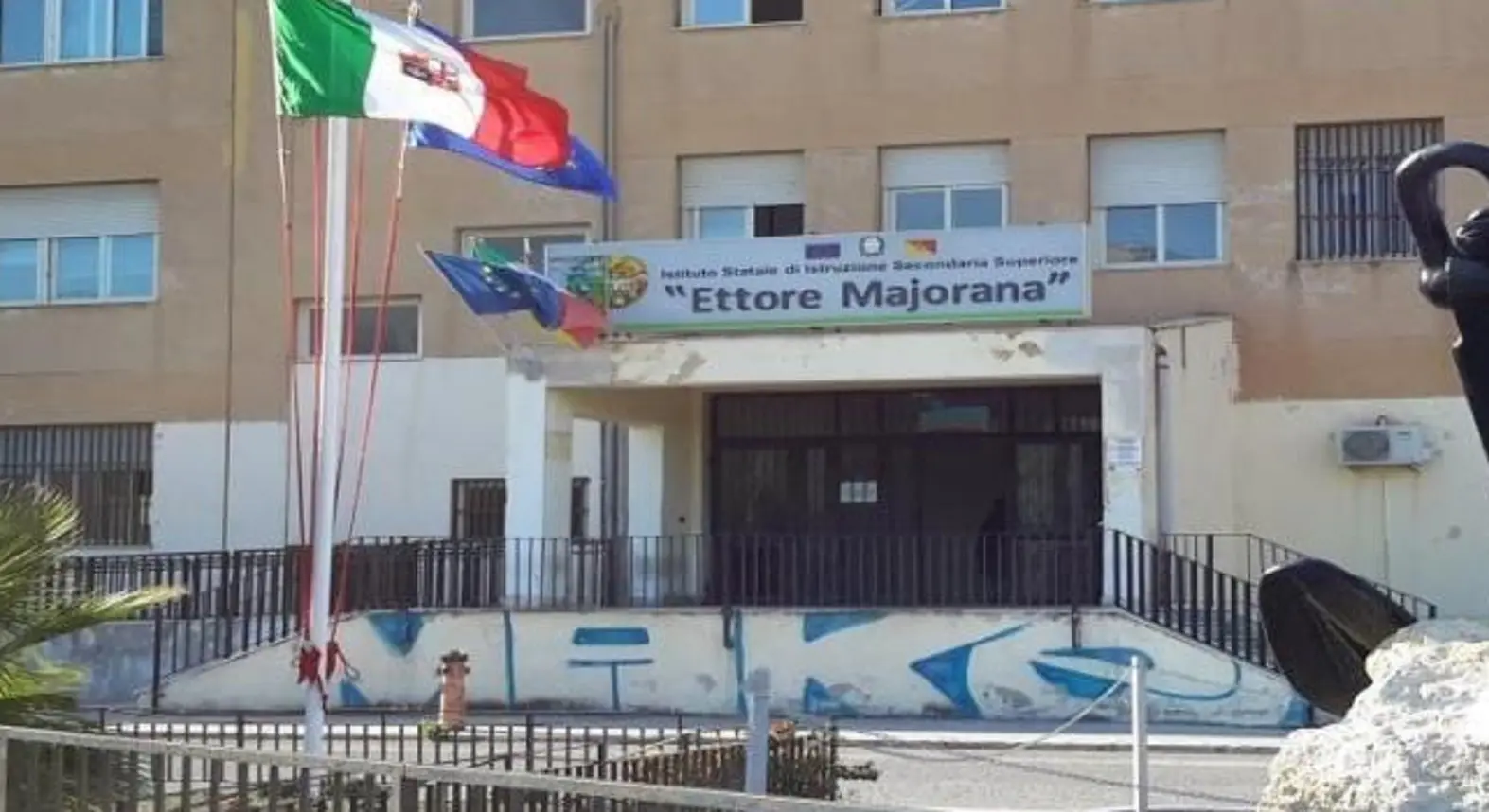L'aggressione all'istituto Ettore Majorana di Gela