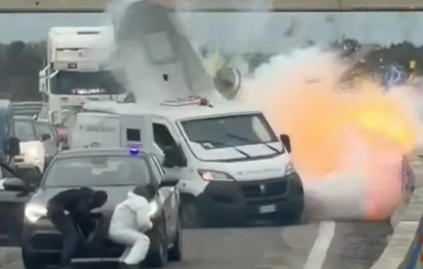 Assalto paramilitare al portavalori in Puglia, incendi, esplosioni, studentessa rapinata: 2 fermi (VIDEO)