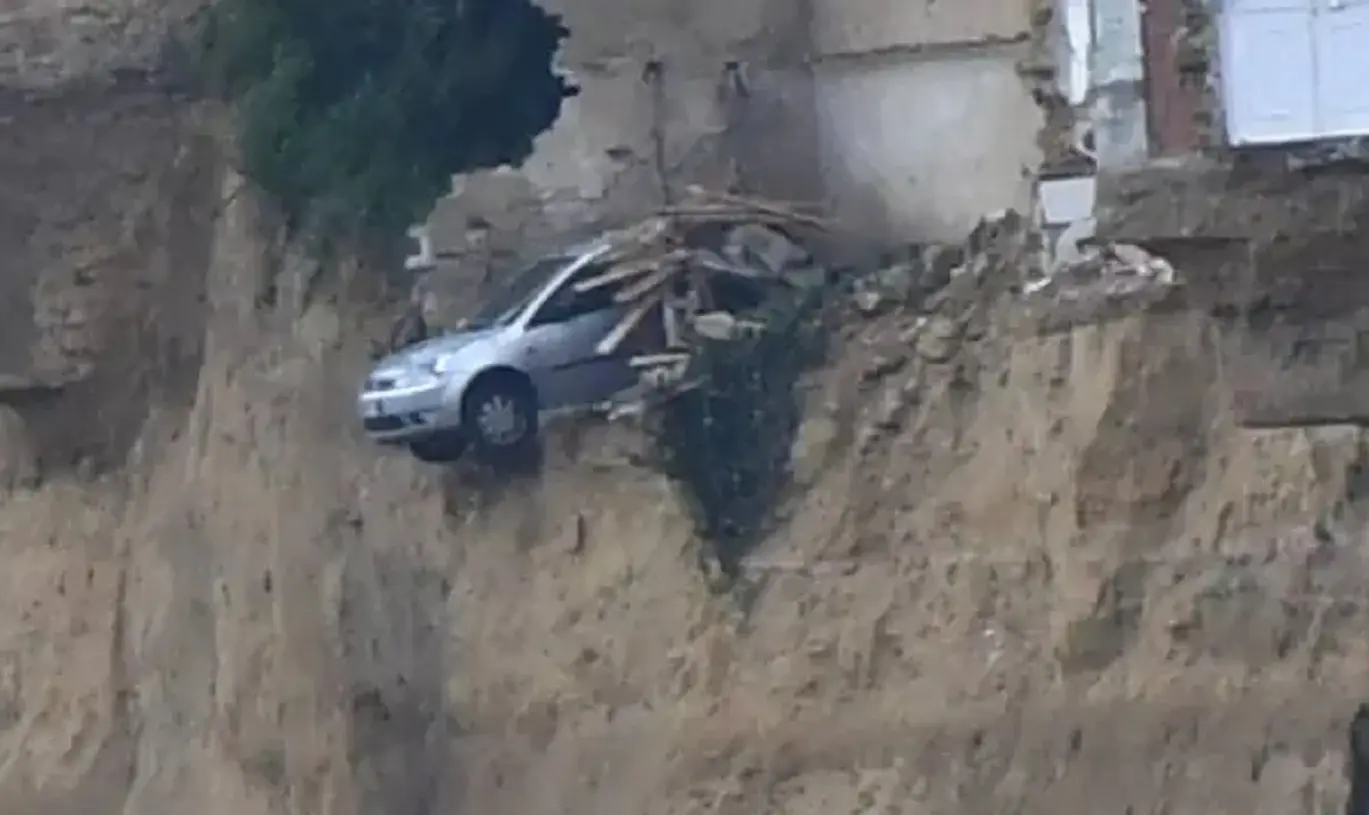 ‘Serve la targa’: la Ford Fiesta sospesa sul vuoto a Niscemi e la surreale richiesta per sospendere l’assicurazione ‘Serve la targa’: la Ford Fiesta sospesa sul vuoto a Niscemi e la surreale richiesta per sospendere l’assicurazione