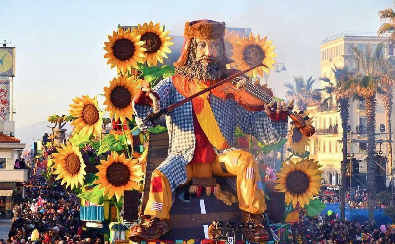 Viareggio, madre lascia le figlie di 3 e 4 anni chiuse in auto per andare a bere al Carnevale: salvate nella notte Viareggio, madre lascia le figlie di 3 e 4 anni chiuse in auto per andare a bere al Carnevale: salvate nella notte