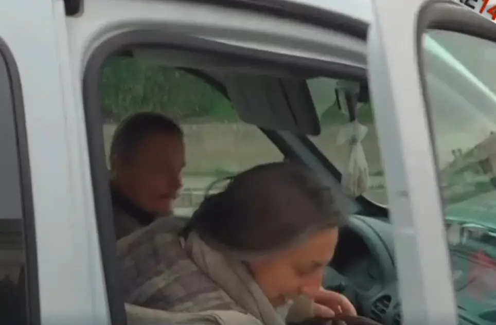 Nathan e Catherine mentre salgono in auto