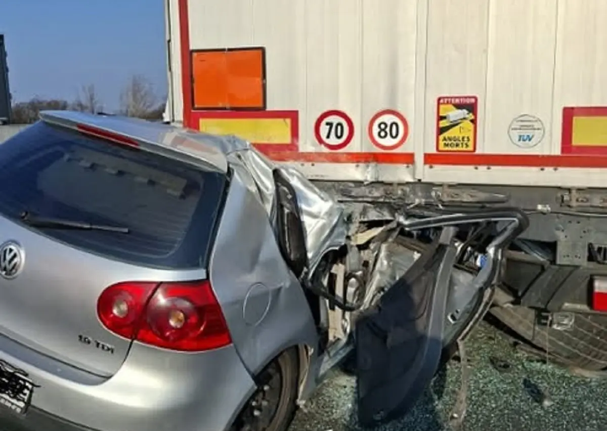 Incidente mortale in A4 tra San Stino e Portogruaro: auto si schianta sotto un camion, due vittime