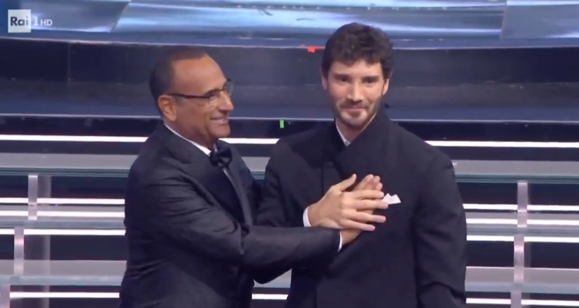 Sanremo 2027, passaggio di consegne da Carlo Conti a Stefano De Martino nel segno della commozione Sanremo 2027, passaggio di consegne da Carlo Conti a Stefano De Martino nel segno della commozione