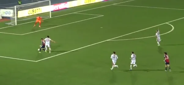 Arena contrasta l'avversario lanciato a rete in area di rigore