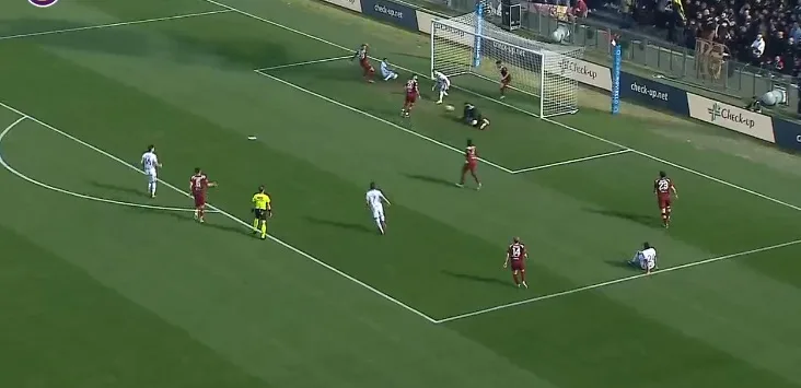 Chance per il Catania, la palla finisce tra le braccia di Donnarumma