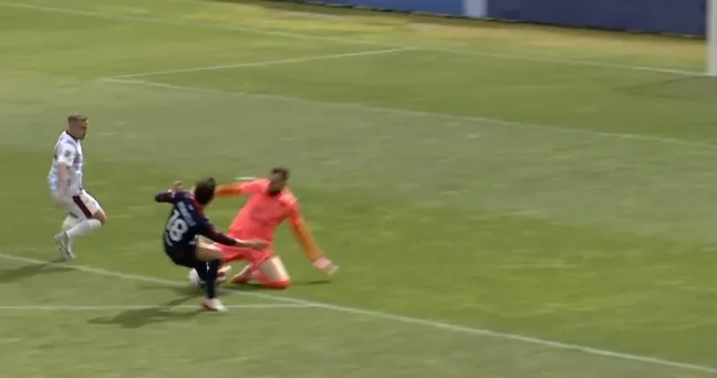 Donnarumma contrasta Piovanello in uscita