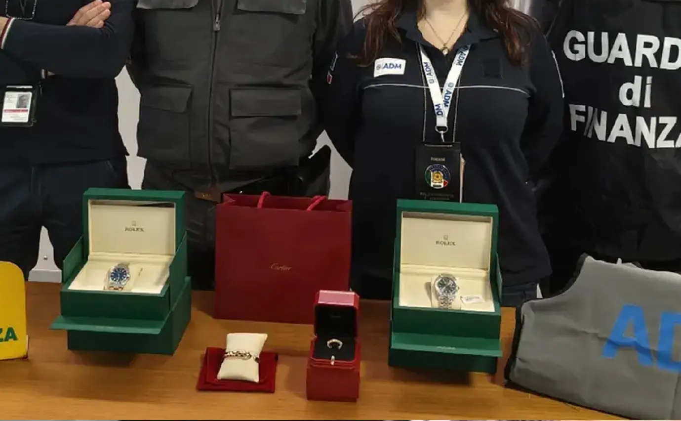I gioielli e gli orologi sequestrati a Orio al Serio