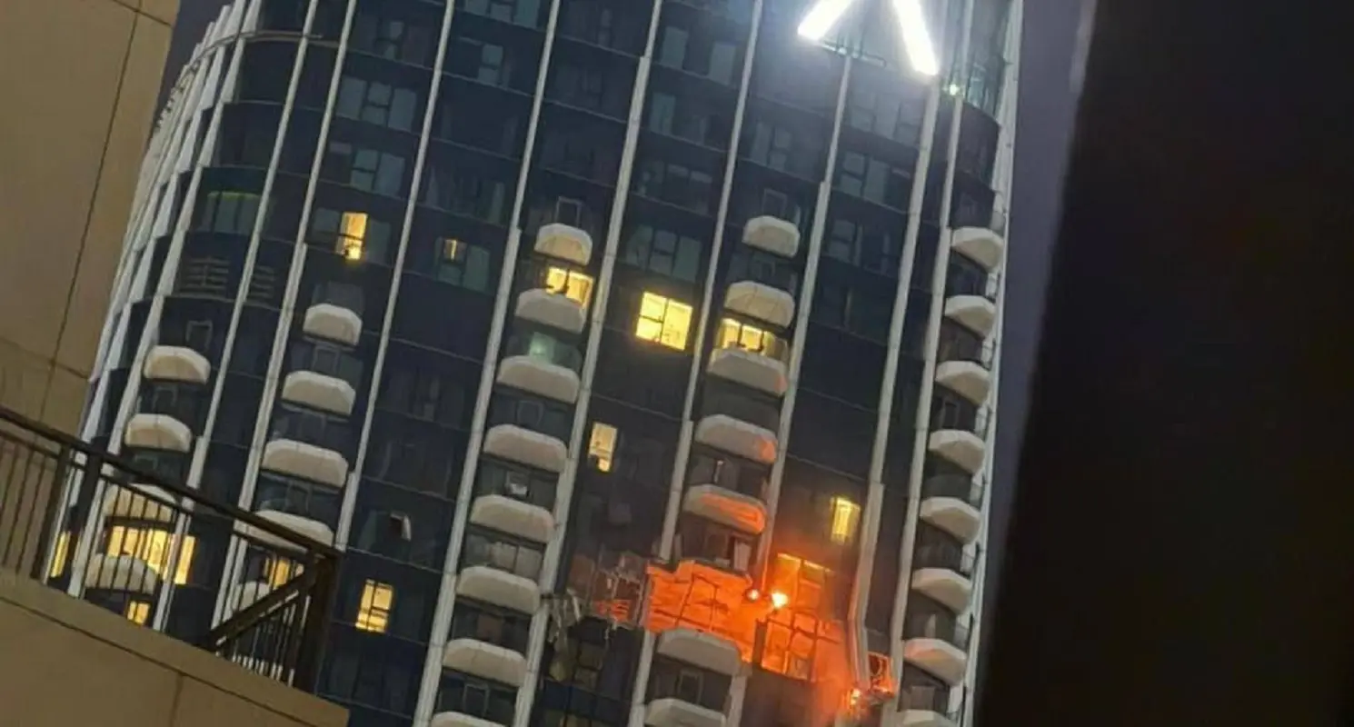 Droni iraniani su Dubai: colpito un palazzo a Creek Harbour, evacuati i residenti