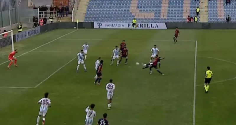 Il reclamo del Crotone per un contrasto con Gyabua