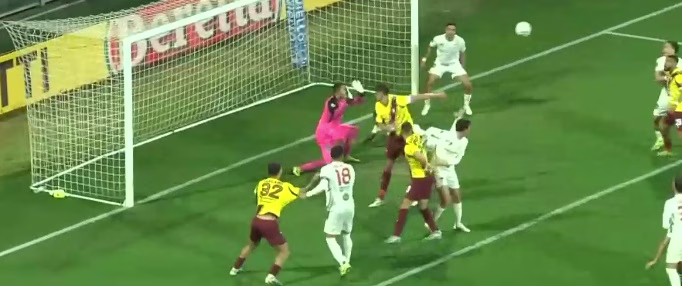 Il tocco di mano di Mbaye che propizia il rigore per la Salernitana