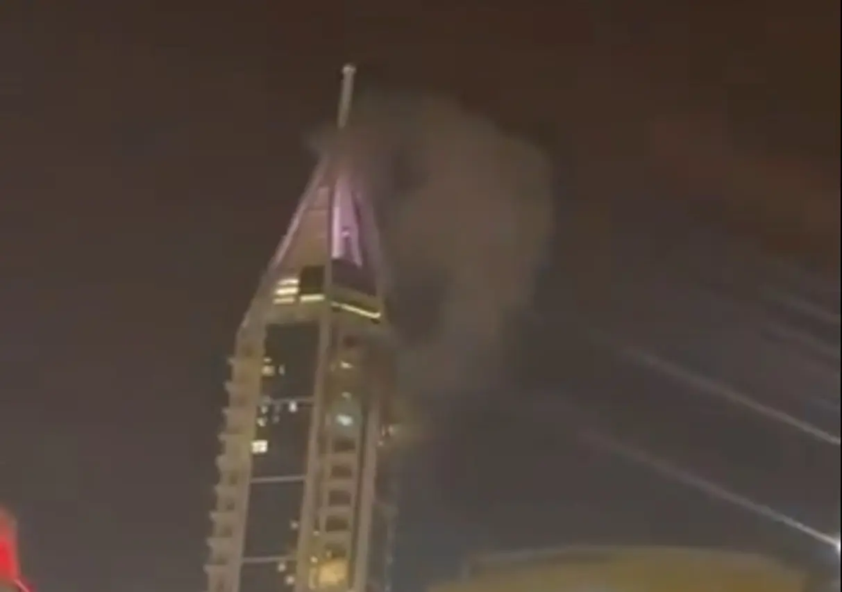 Esplosione a Dubai durante l’attacco iraniano: droni intercettati, detriti colpiscono una torre
