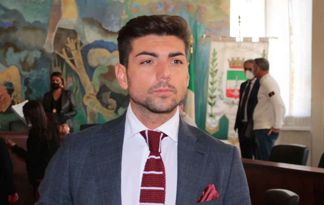 Viareggio, l’assessore alla Polizia Municipale ‘beccato’ dai vigili: Bmw sequestrata perché senza assicurazione