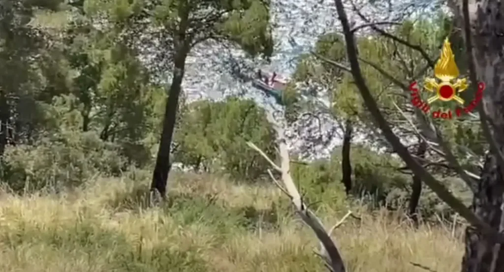 L'auto ha sfondato il guardrail ed è precipitata nel vuoto lungo la strada per Montecorice