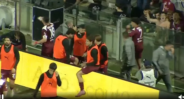 Achik esulta con i tifosi