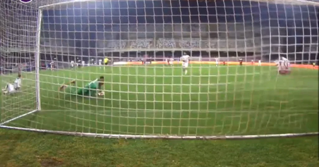 Achik supera in diagonale il portiere del Picerno