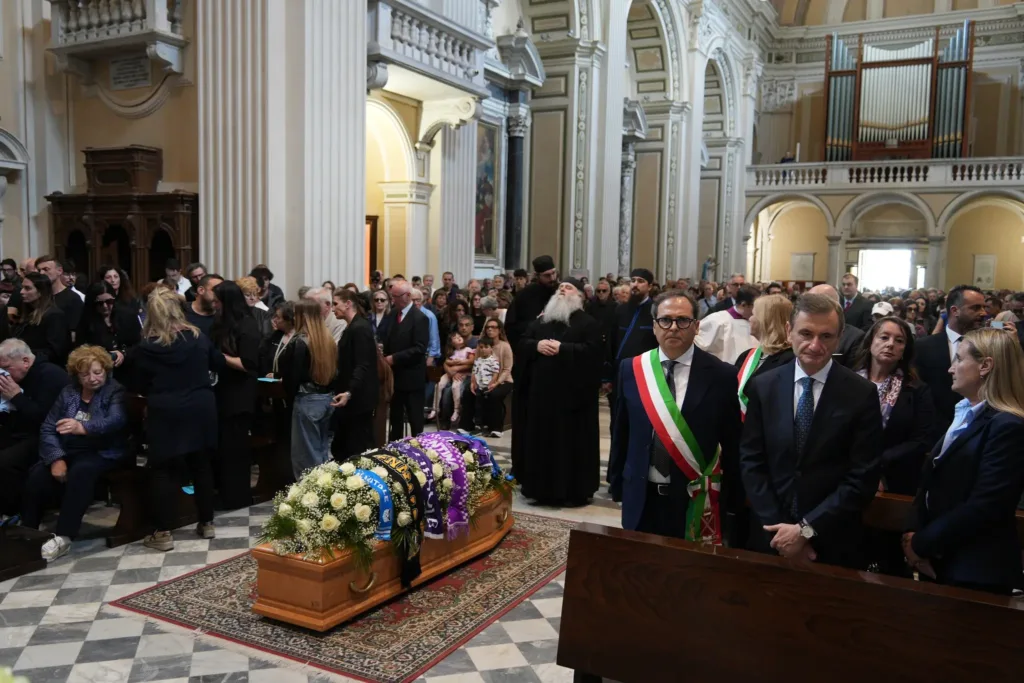 Commozione e rabbia ai funerali del papà pestato a morte a Massa