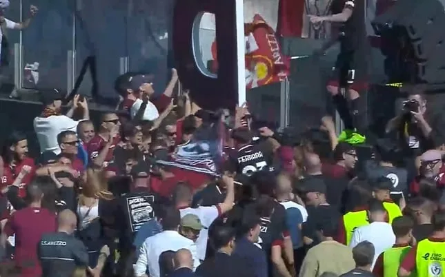 I giocatori dell'Arezzo travolti dall'affetto dei sostenitori amaranto