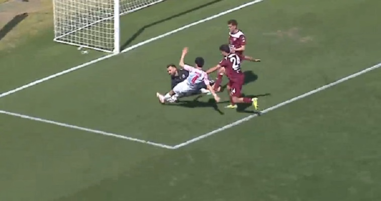 Il contrasto tra Donnarumma e un calciatore del Benevento