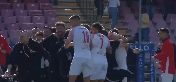 La festa della panchina di Floro Flores dopo il triplice fischio