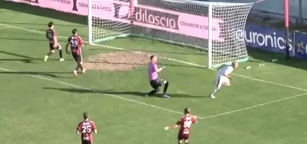 La gioia di De Boer dopo il gol a Foggia