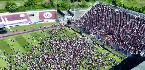 La pacifica invasione di campo dopo il triplice fischio