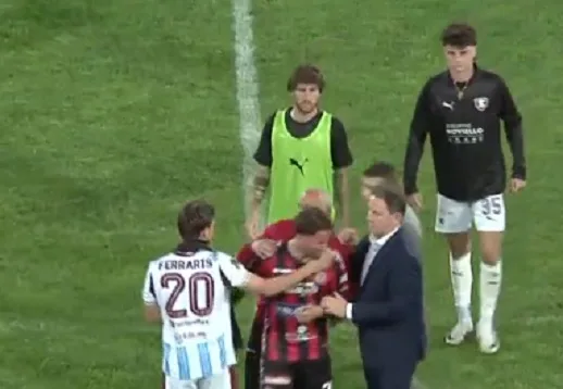 Liguori consolato a fine partita da Ferraris e dal dirigente Avella