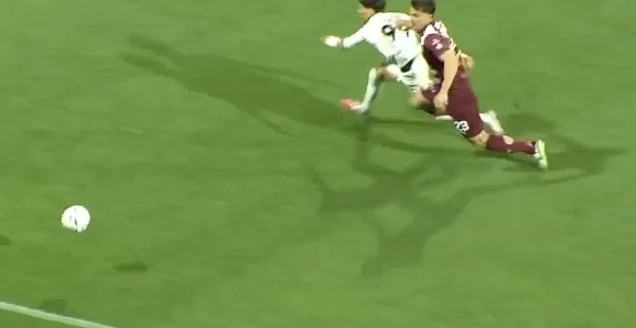 Proteste del Picerno per un fallo di Arena in area