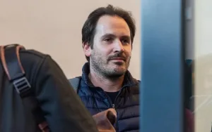 Garlasco, cosa dicono le 5 perizie della difesa di Sempio: «L’impronta non è la mia», i dubbi su Dna e tracce di sangue