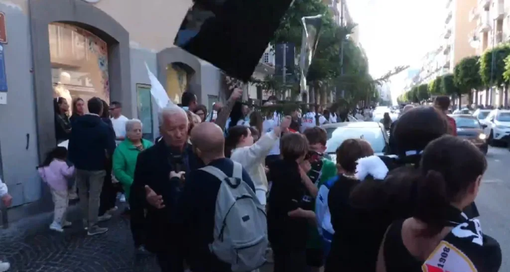 Caroselli e gioia irrefrenabile a Torre Annunziata per il ritorno del Savoia in serie C