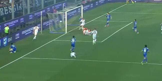 Crespi segna dopo un contatto sospetto su Donnarumma