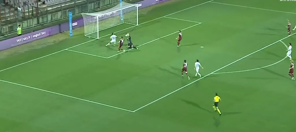 Il gol annullato per fallo di mano di Crespi